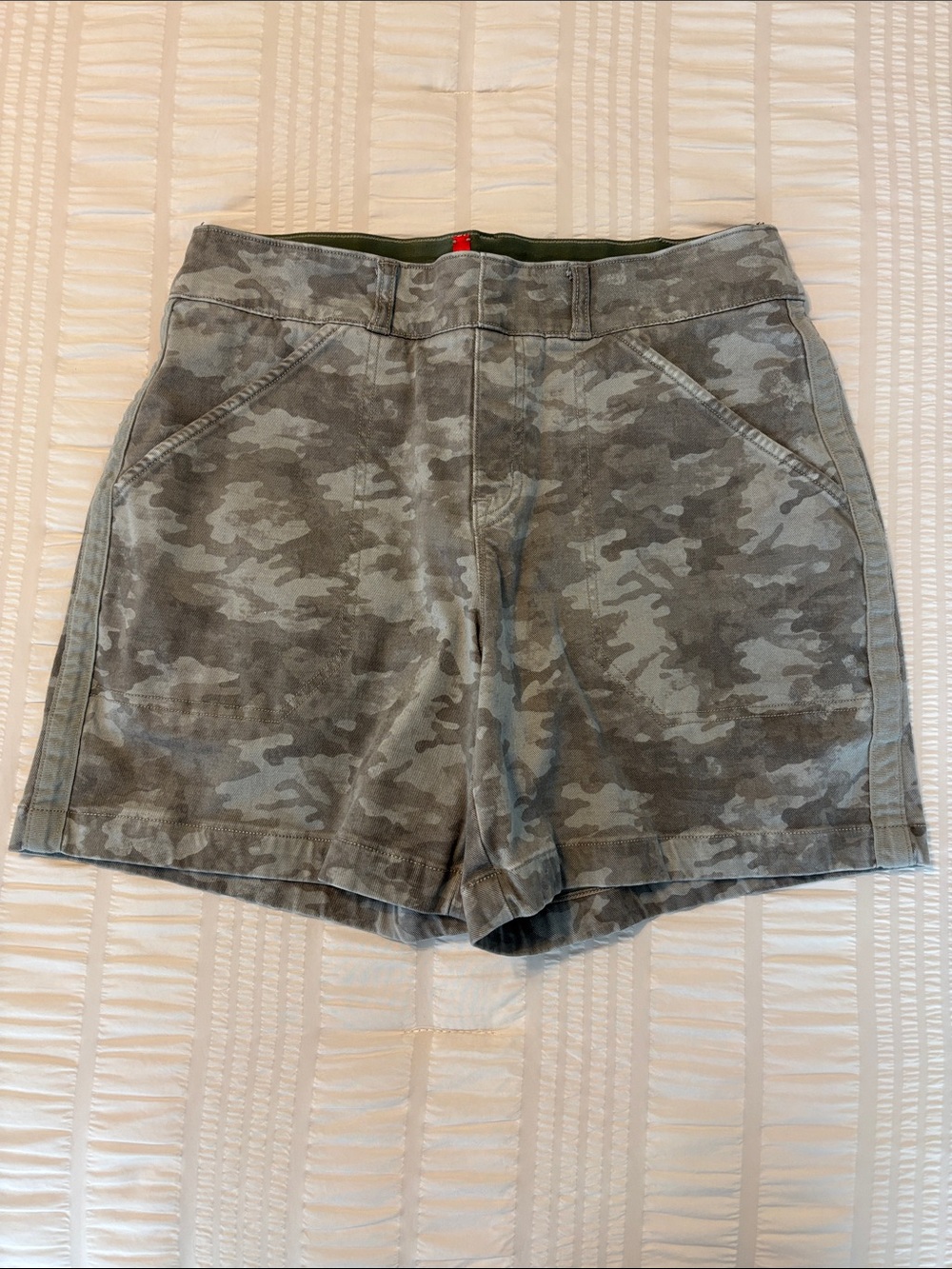 Spanx Camo Twill Shorts Size Medium EUC